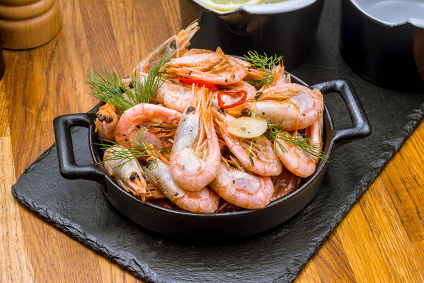 boiled shrimp on plate - Foto, afbeelding