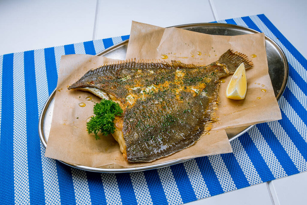 fried flounder on a plate - Foto, Bild