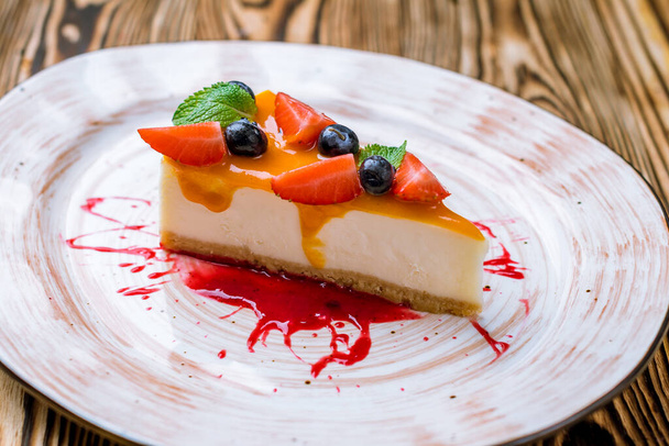Classic cheesecake with strawberry - Foto, afbeelding