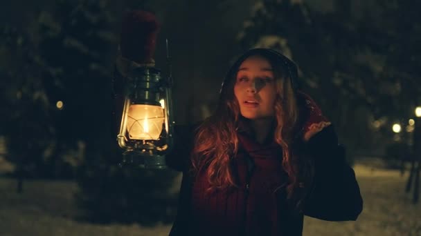 Молодая девушка с фонарем в зимнем лесу, ходить и смотреть вокруг, сумерки, сказки - Кадры, видео