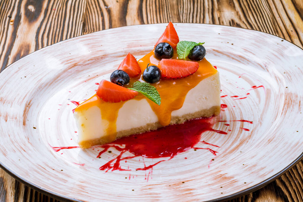 Classic cheesecake with strawberry - Фото, зображення
