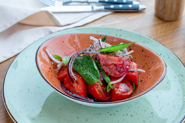 Салат из помидоров с красным луком - Фото, изображение