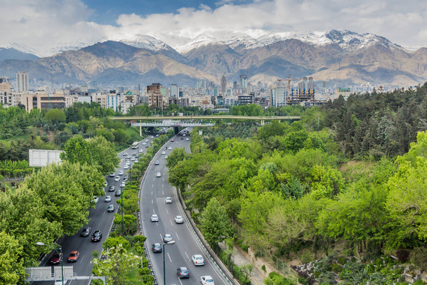 View of Modares highway and Alborz mountain range in Tehran, Iran - Foto, afbeelding