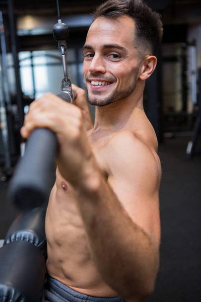 svalnatý fitness muž bez trička dělá pull-ups - Fotografie, Obrázek