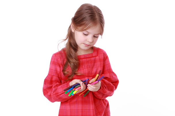 Little girl holding colorful felt-tip pens - Foto, Bild