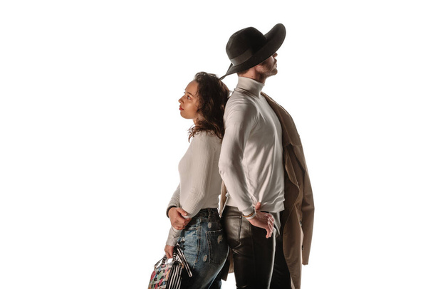 Vonzó fiatal férfi fekete kalap a fej és a nő öltözött hűvös elegáns ruházat - Fotó, kép