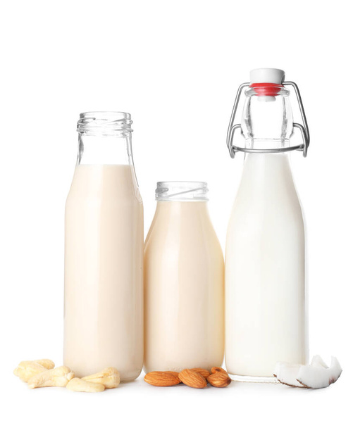 Botellas de diferentes leches aisladas sobre fondo blanco - Foto, imagen