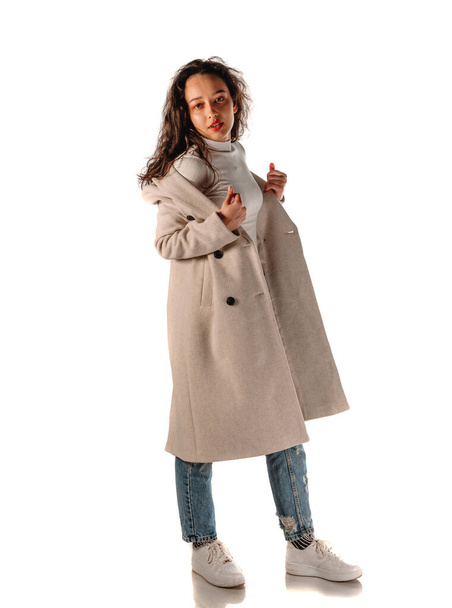 Кузовний знімок холодної молодої жінки в сучасному стилі одягу
 - Фото, зображення