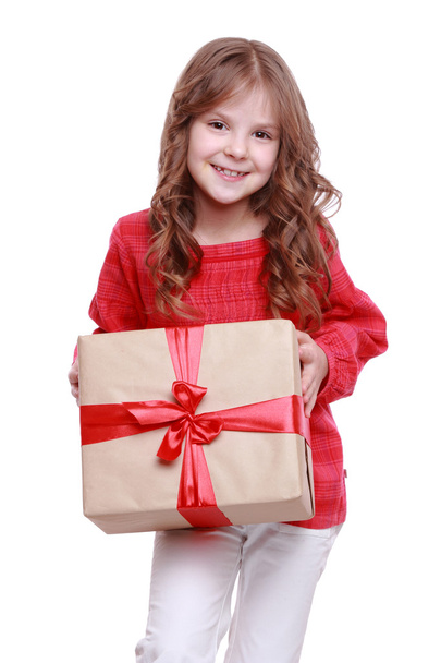 Little girl holding a gift - Foto, afbeelding