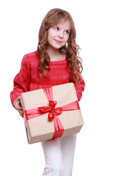 Little girl holding a gift - Φωτογραφία, εικόνα