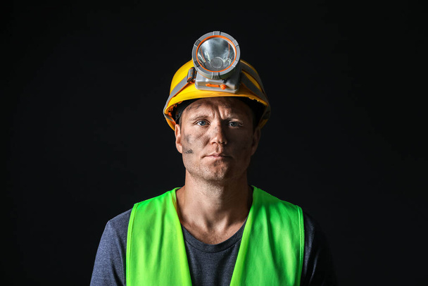 Мінеральна людина на темному тлі
 - Фото, зображення