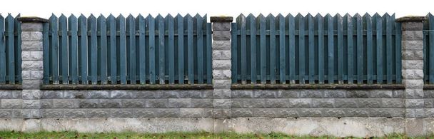Μακρύ παλιό μπλε συμπαγές ξύλινο αγροτικό φράχτη από κάθετες σανίδες και πέτρες. Απομονωμένο σε λευκό. Πανοραμικό κολάζ - Φωτογραφία, εικόνα