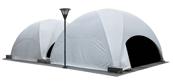 Białe namioty płócienne dla małych sklepów zainstalowanych na ulicy. Odizolowane na biało  - Zdjęcie, obraz