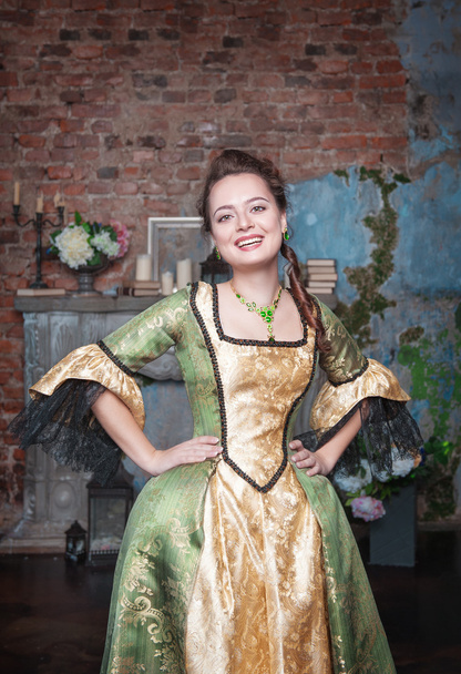 中世ドレス笑いで美しい女性 - 写真・画像