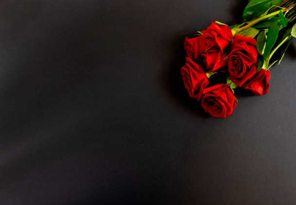 Punaiset ruusut mustalla taustalla, postikortti, banneri, Flat Lai hautajaisissa - Valokuva, kuva
