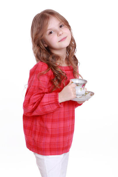 küçük kız bir çay bardağı ve sos ile - Fotoğraf, Görsel