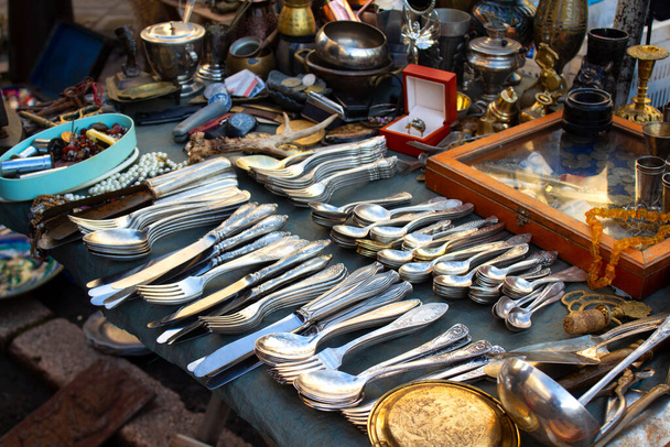 Starožitnosti na bleším trhu nebo festivalu, vinobraní stříbra - lžíce, nože, vidličky a další starožitnosti. Sběratelské památky a koncepce garážového výprodeje - Fotografie, Obrázek