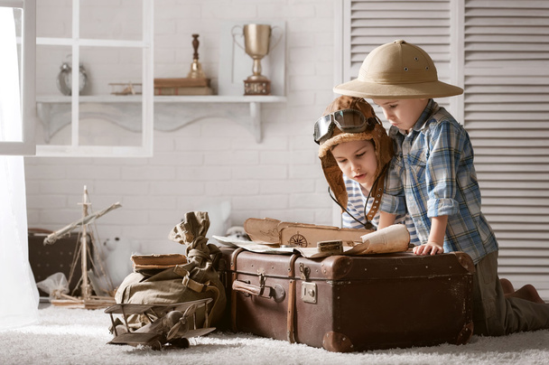 Boys travelers studying maps and  books - Foto, imagen