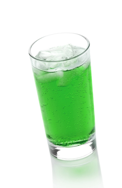 Green drink in a glass with the ice - Foto, afbeelding