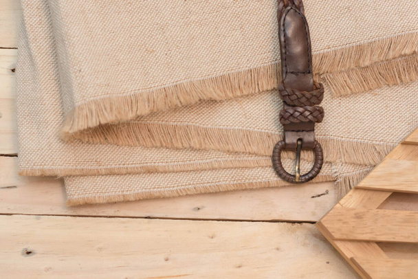 pás a textura tkaniny hnědá na borovém dřevě pozadí - Fotografie, Obrázek