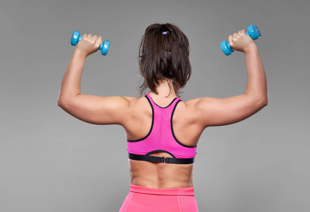 Confiante plus size jovem mulher em fitness vestir-se exercitando no estúdio  - Foto, Imagem