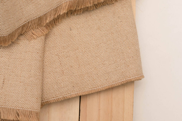 textura tkaniny hnědá na borovém dřevě pozadí - Fotografie, Obrázek