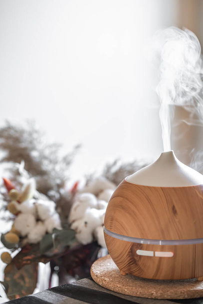 Aroma yağı yayıcı lamba bir masada. Aromaterapi ve sağlık hizmeti kavramı. - Fotoğraf, Görsel