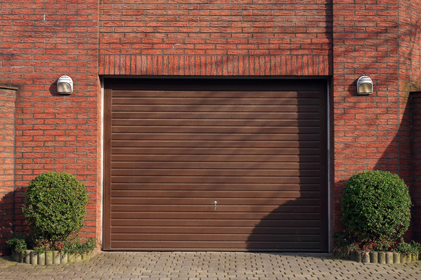 garážová vrata v cihlové zdi - Fotografie, Obrázek