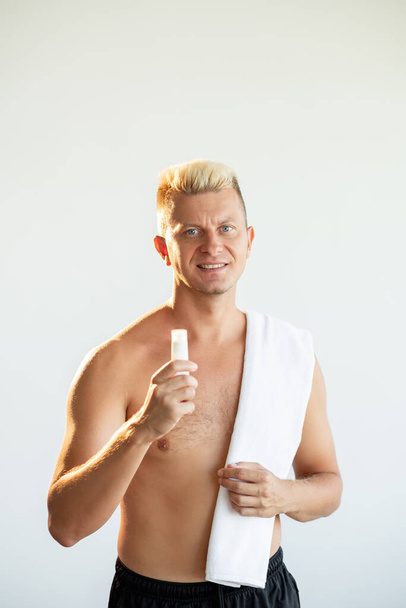 männliche Hautpflege kosmetisches Produkt zufrieden Mann Creme - Foto, Bild