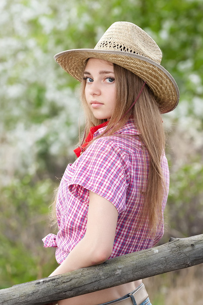 Girl - cowboy near the old fence - Φωτογραφία, εικόνα