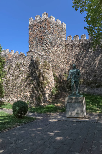 Braganca / Portugal - 08 01 2020: Blick auf den äußeren Festungsturm des Schlosses von Braganca und Statue von D. Fernando, draußen im Garten - Foto, Bild