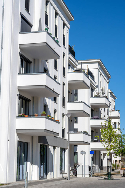 Modern white apartment houses in Berlin, Germany - Foto, Imagen