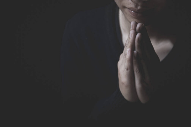  Молитися руками з вірою в релігію і віру в Бога на темному тлі. Виявляйте повагу. Намасте або жест рук Намаскара.. - Фото, зображення