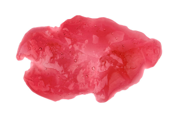 Mancha de gelatina roja aislada sobre fondo blanco. Vista superior. - Foto, imagen