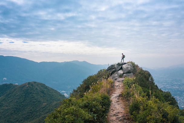 Hombre de pie en la cima de la montaña, solo excursionista, campo cerca de Fanling Hong Kong, al aire libre - Foto, imagen