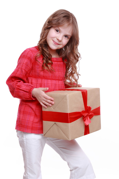 усміхнена дівчина тримає подарунок
 - Фото, зображення