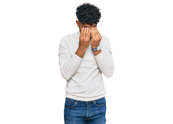 Молодий арабський чоловік в повсякденному зимовому светрі натирає очі на втому і головний біль, сонний і втомлений вираз. проблема зір
  - Фото, зображення