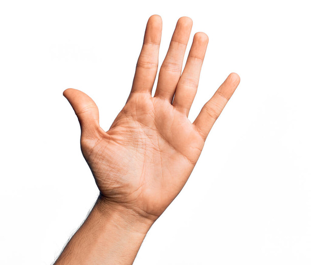 Mão de jovem caucasiano mostrando dedos sobre fundo branco isolado contando número 5 mostrando cinco dedos - Foto, Imagem