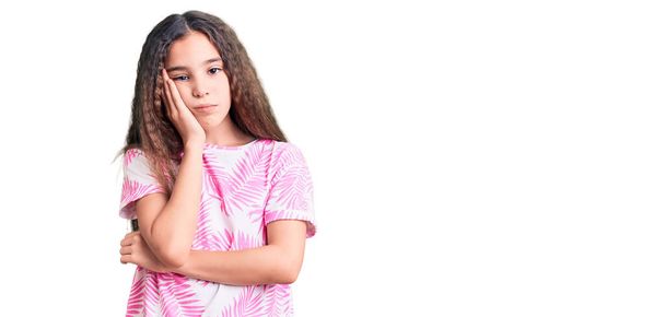 Söpö latino lapsi tyttö yllään rento vaatteita ajattelu näyttää väsynyt ja kyllästynyt masennus ongelmia ristissä kädet.  - Valokuva, kuva