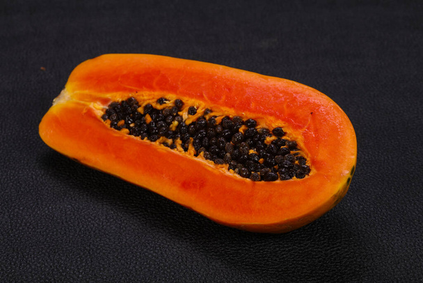 Νόστιμα ντελικώδη ώριμα φρούτα Παπάγια κομμένα - Φωτογραφία, εικόνα