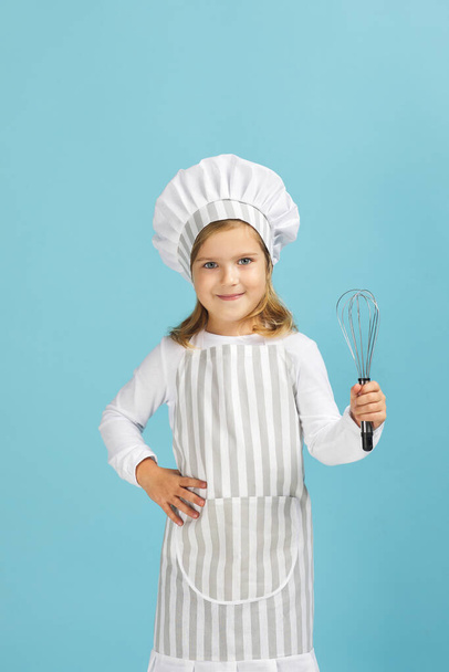 cute little girl chef preparing healthy meal. - Foto, immagini