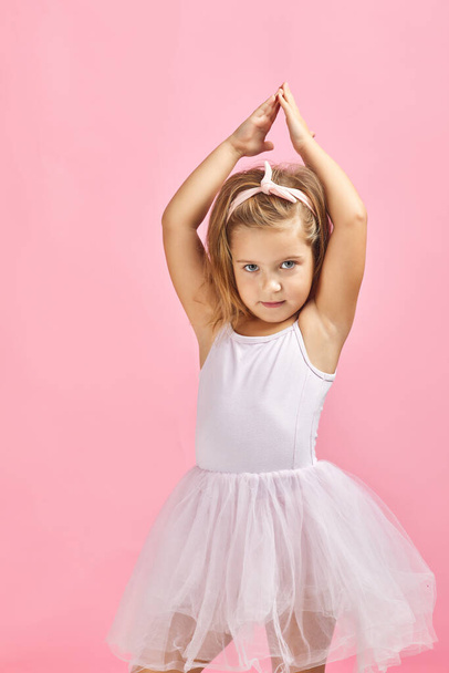 little child girl dreams of becoming a ballerina. - Fotoğraf, Görsel
