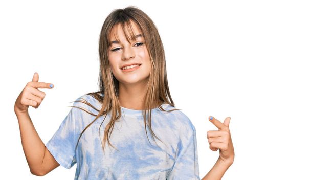 Подростковая кавказская девушка в повседневной одежде, уверенная в себе с улыбкой на лице, указывающая на себя пальцами, гордая и счастливая.  - Фото, изображение