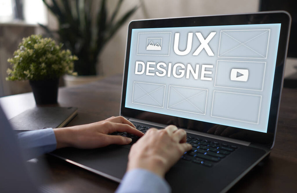 UXデザイン。ユーザー体験デザイナー、 Webおよびアプリケーション開発。インターネットとテクノロジーの概念. - 写真・画像
