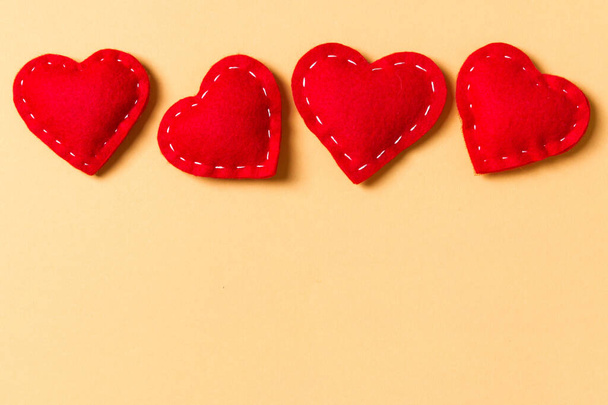 Draufsicht auf textile Herzen auf buntem Hintergrund. Valentinstag-Konzept mit Kopierraum. - Foto, Bild