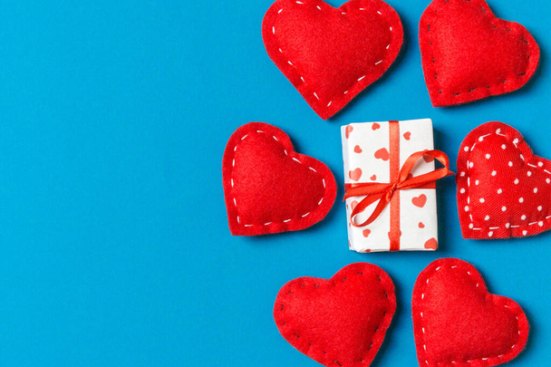 Horní pohled barevné valentýnské pozadí z dárkových krabic a červených textilních srdcí. Valentýn koncept s kopírovacím prostorem. - Fotografie, Obrázek