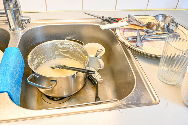 Schmutziges Geschirr in einer schwedischen Küche Januar 2021 - Foto, Bild