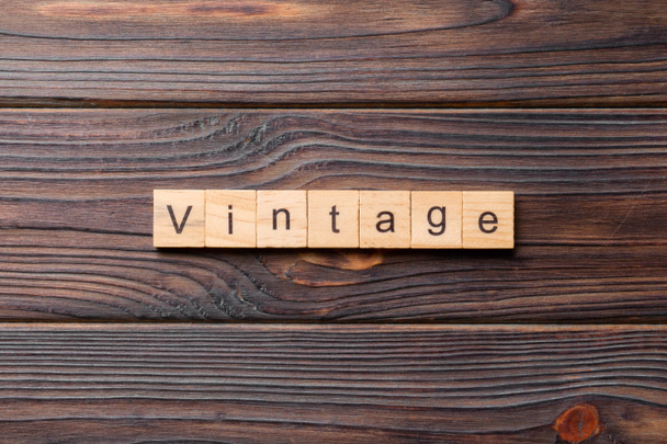 vintage woord geschreven op houten blok. vintage tekst op cementtafel voor uw desing, concept. - Foto, afbeelding