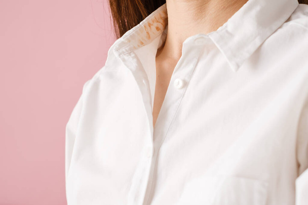 dirty stain from the foundation on the collar of the shirt  - Foto, imagen