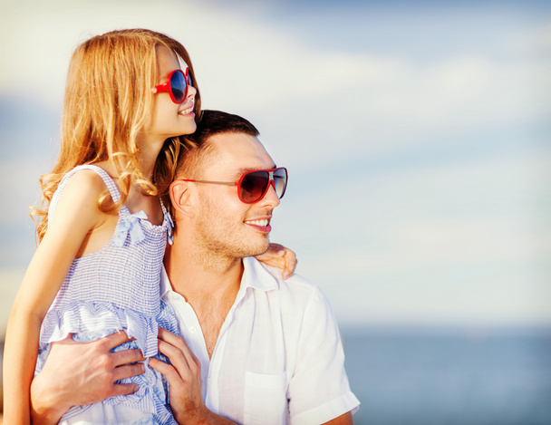 mutlu baba ve çocuk üzerine mavi gökyüzü güneş gözlüğü - Fotoğraf, Görsel